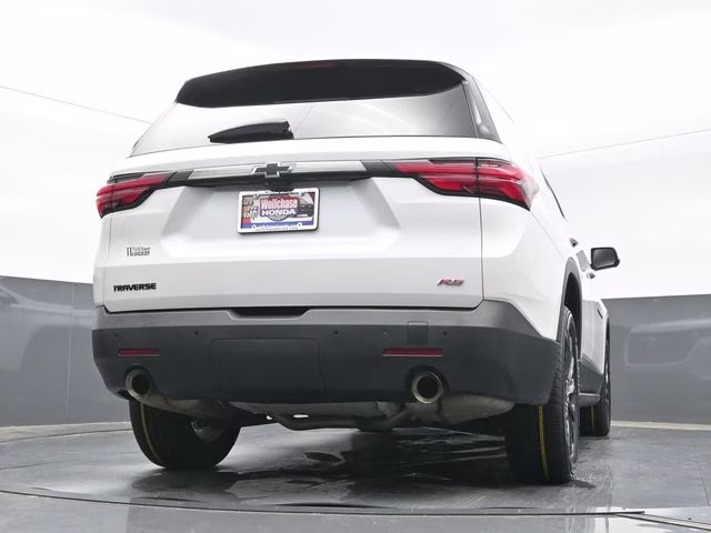 2022 Iridescent Pearl Tricoat Chevrolet Traverse RS FWD SUV