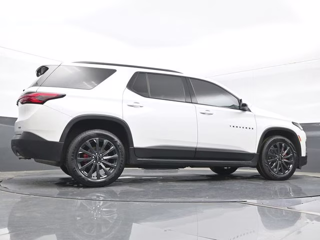 2022 Iridescent Pearl Tricoat Chevrolet Traverse RS FWD SUV