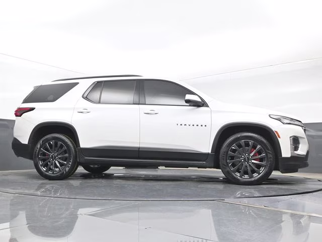 2022 Iridescent Pearl Tricoat Chevrolet Traverse RS FWD SUV