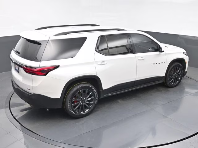 2022 Iridescent Pearl Tricoat Chevrolet Traverse RS FWD SUV