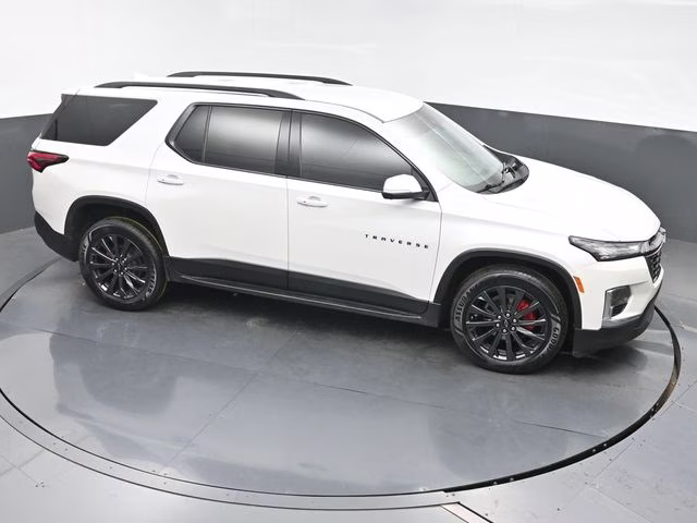 2022 Iridescent Pearl Tricoat Chevrolet Traverse RS FWD SUV