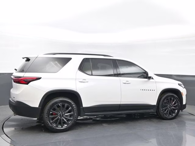 2022 Iridescent Pearl Tricoat Chevrolet Traverse RS FWD SUV
