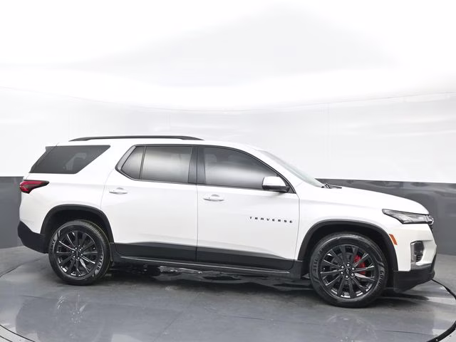 2022 Iridescent Pearl Tricoat Chevrolet Traverse RS FWD SUV