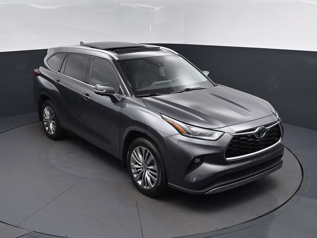 2023 Magnetic Gray Metallic Toyota Highlander Platinum FWD SUV