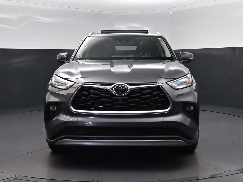 2023 Magnetic Gray Metallic Toyota Highlander Platinum FWD SUV