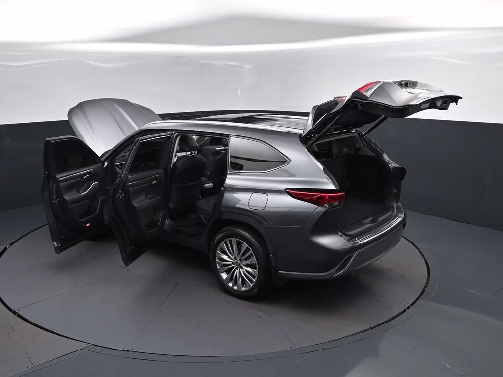 2023 Magnetic Gray Metallic Toyota Highlander Platinum FWD SUV