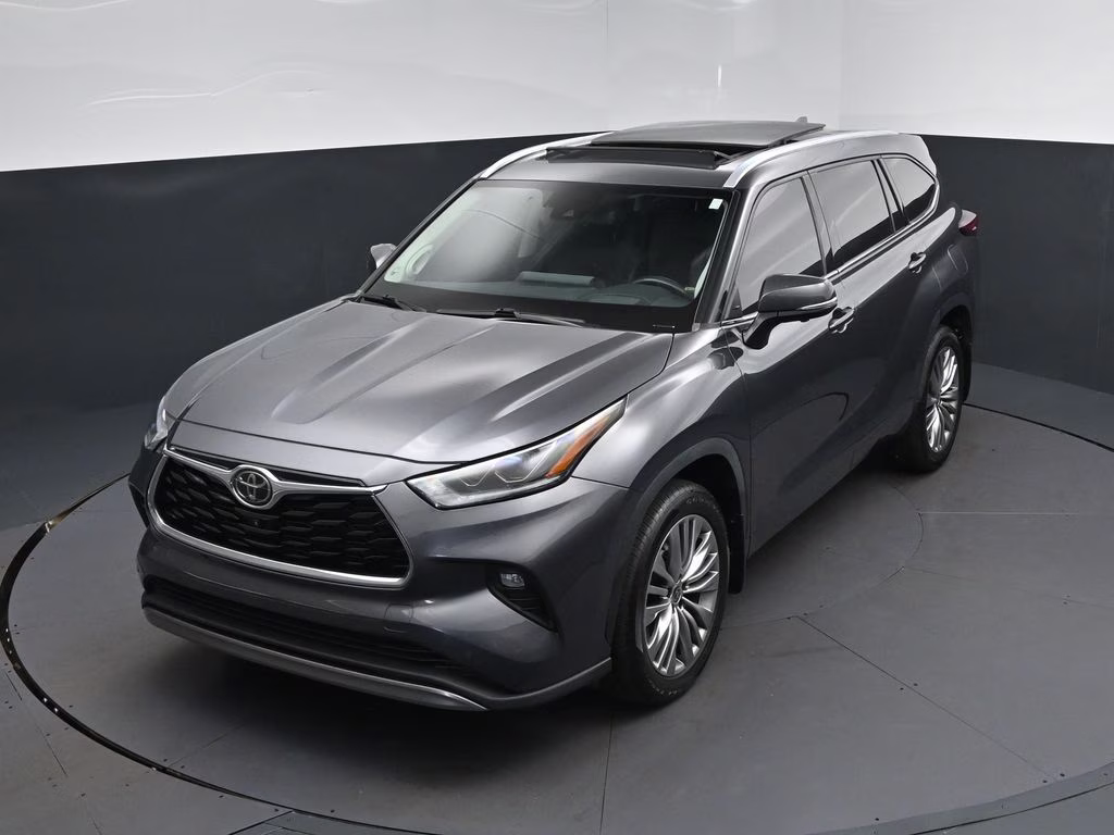 2023 Magnetic Gray Metallic Toyota Highlander Platinum FWD SUV