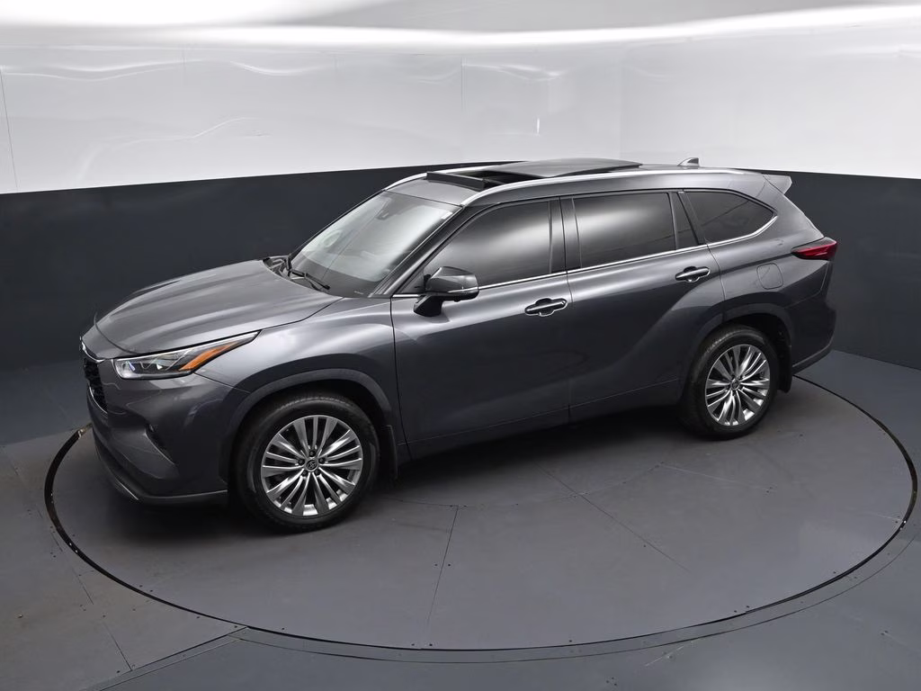 2023 Magnetic Gray Metallic Toyota Highlander Platinum FWD SUV