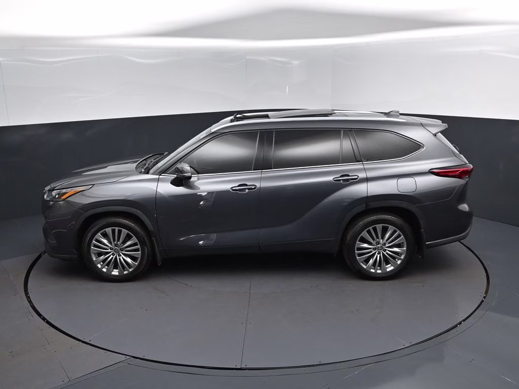 2023 Magnetic Gray Metallic Toyota Highlander Platinum FWD SUV