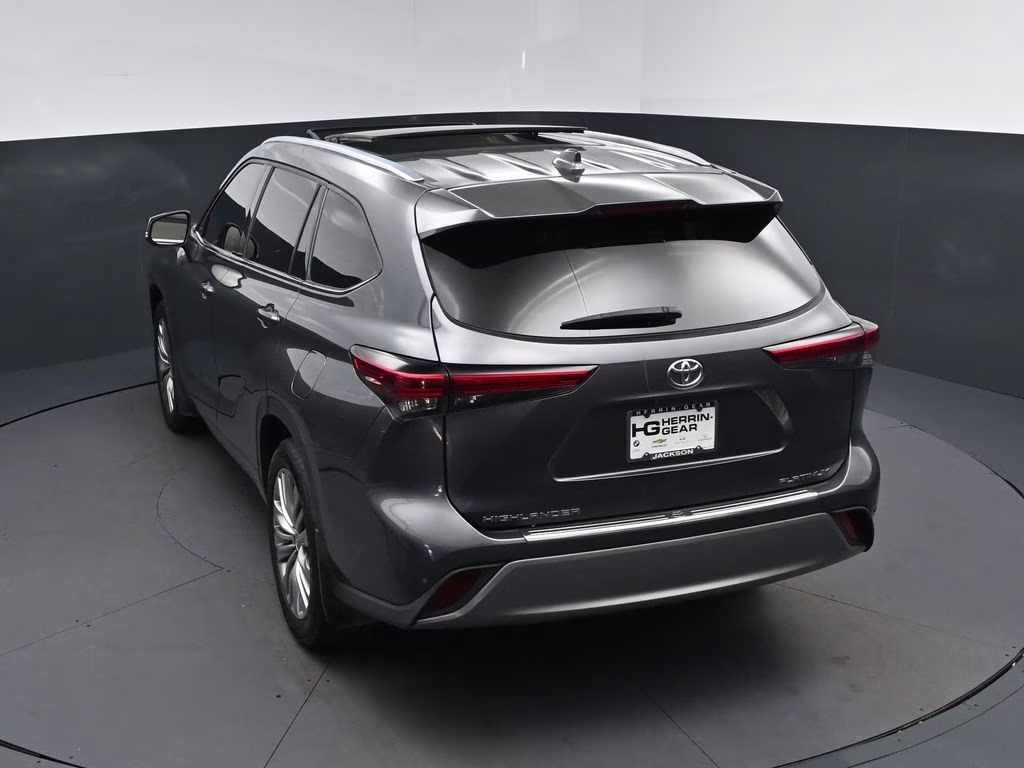 2023 Magnetic Gray Metallic Toyota Highlander Platinum FWD SUV