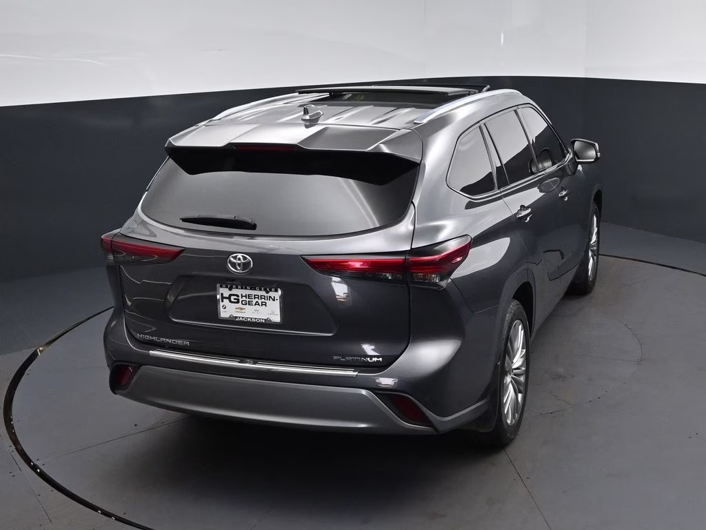 2023 Magnetic Gray Metallic Toyota Highlander Platinum FWD SUV