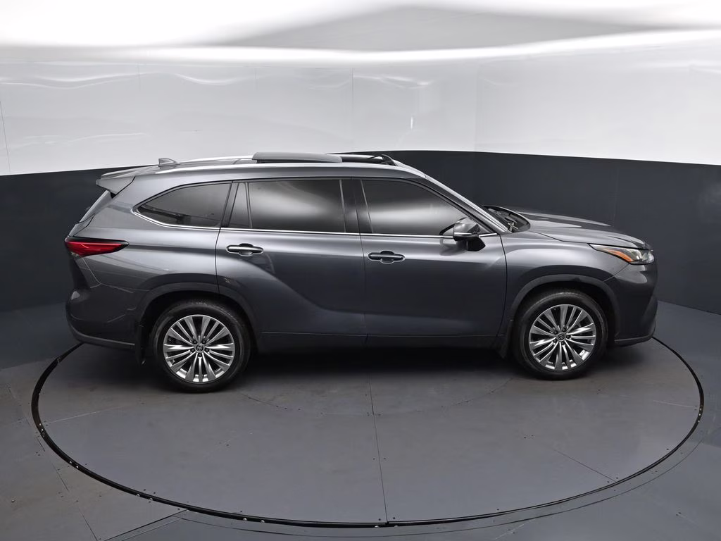 2023 Magnetic Gray Metallic Toyota Highlander Platinum FWD SUV