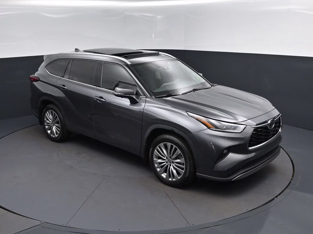 2023 Magnetic Gray Metallic Toyota Highlander Platinum FWD SUV