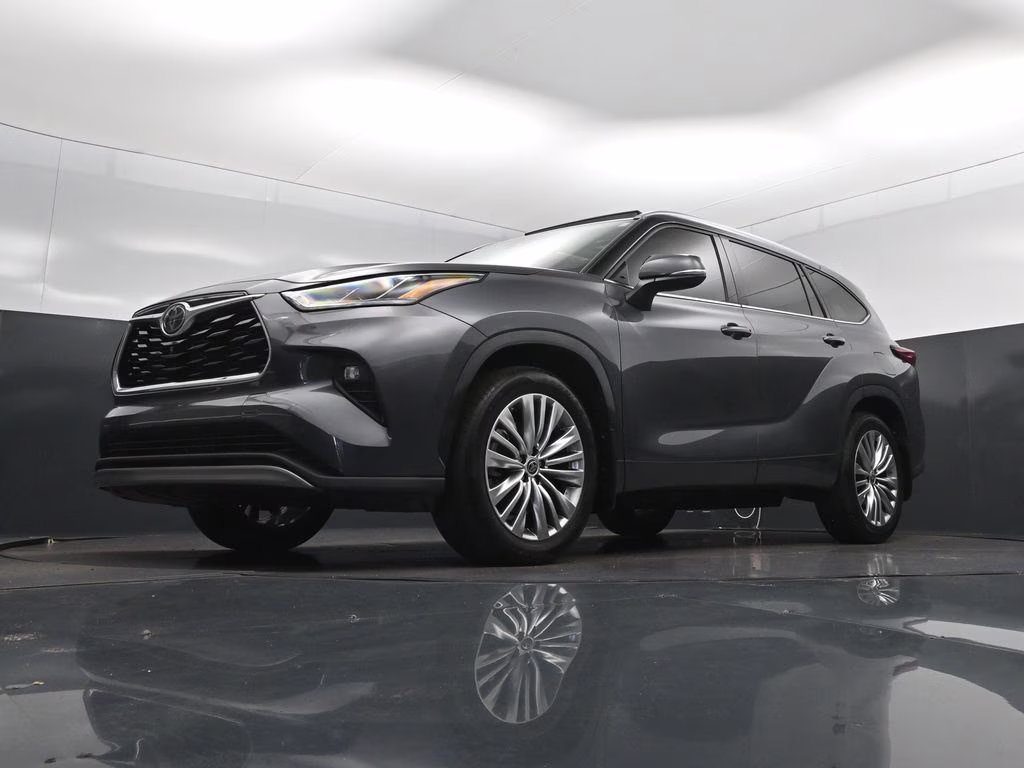 2023 Magnetic Gray Metallic Toyota Highlander Platinum FWD SUV