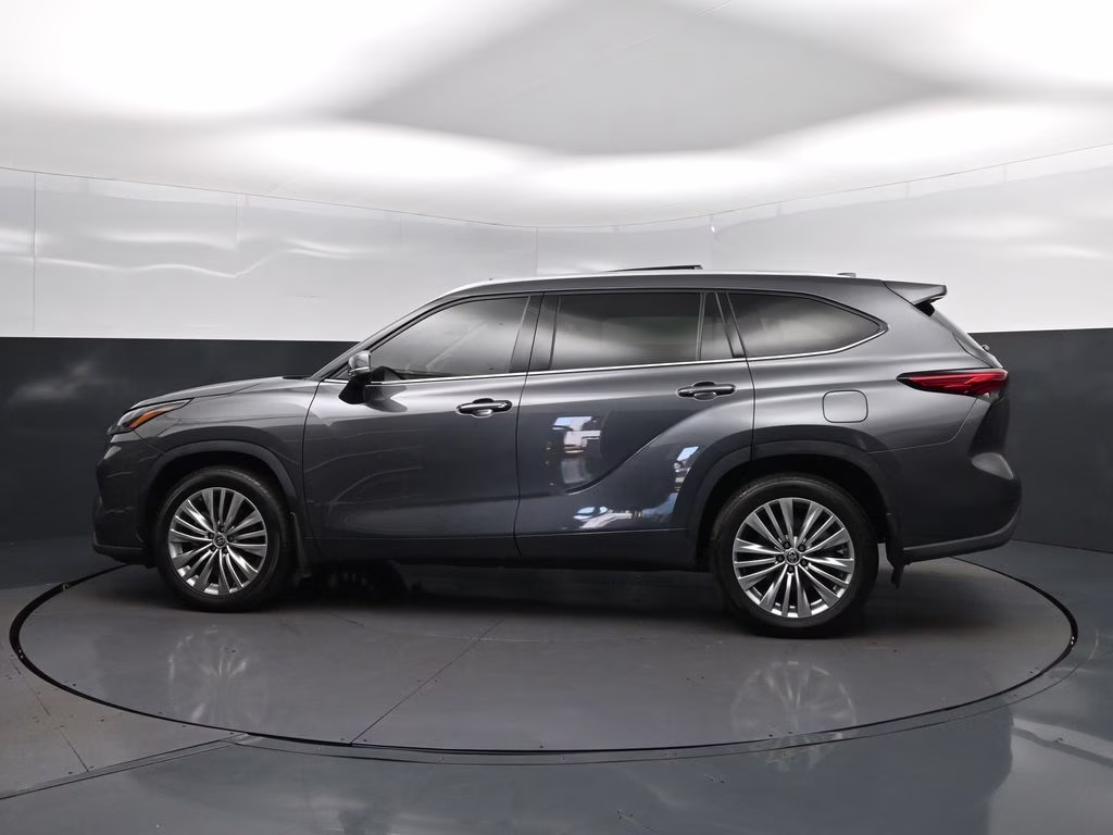 2023 Magnetic Gray Metallic Toyota Highlander Platinum FWD SUV