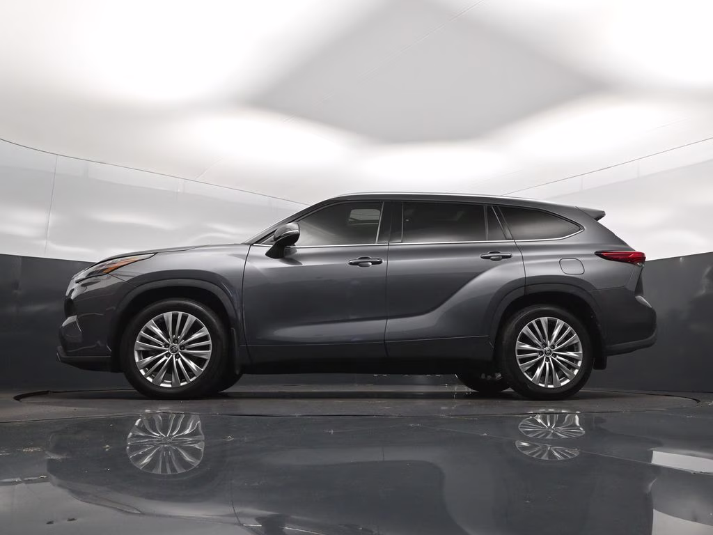 2023 Magnetic Gray Metallic Toyota Highlander Platinum FWD SUV