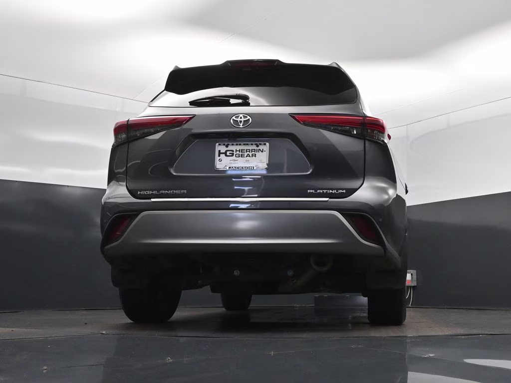 2023 Magnetic Gray Metallic Toyota Highlander Platinum FWD SUV