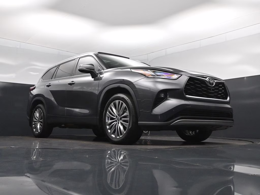 2023 Magnetic Gray Metallic Toyota Highlander Platinum FWD SUV