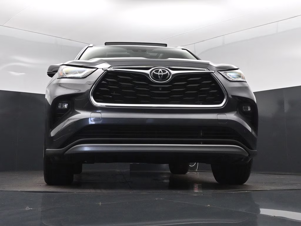 2023 Magnetic Gray Metallic Toyota Highlander Platinum FWD SUV