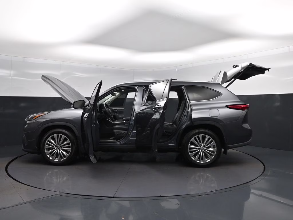 2023 Magnetic Gray Metallic Toyota Highlander Platinum FWD SUV
