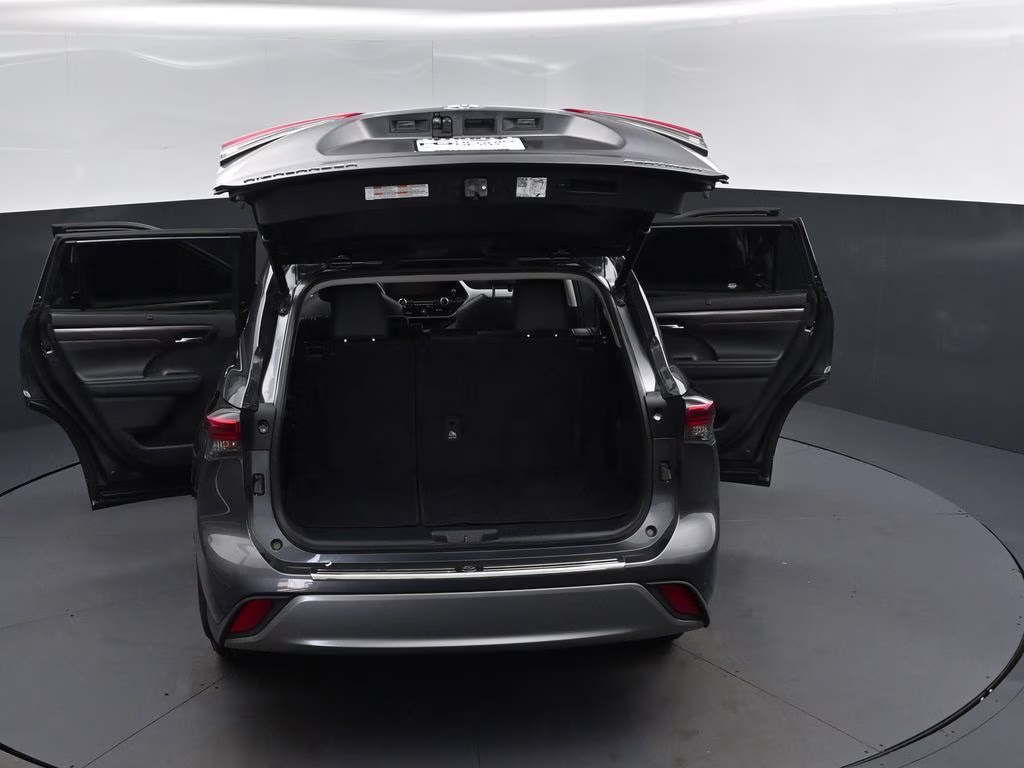 2023 Magnetic Gray Metallic Toyota Highlander Platinum FWD SUV
