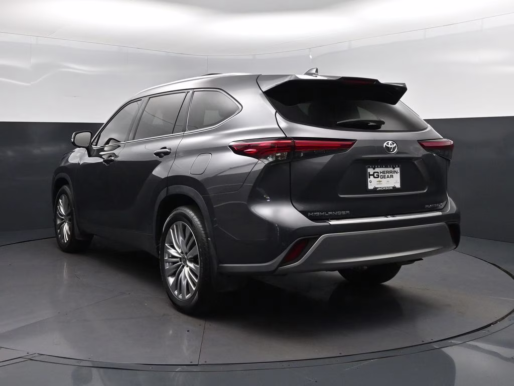 2023 Magnetic Gray Metallic Toyota Highlander Platinum FWD SUV