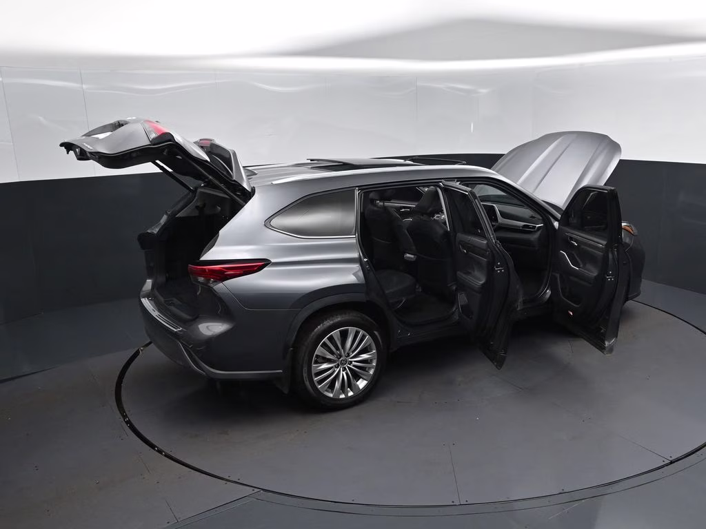 2023 Magnetic Gray Metallic Toyota Highlander Platinum FWD SUV