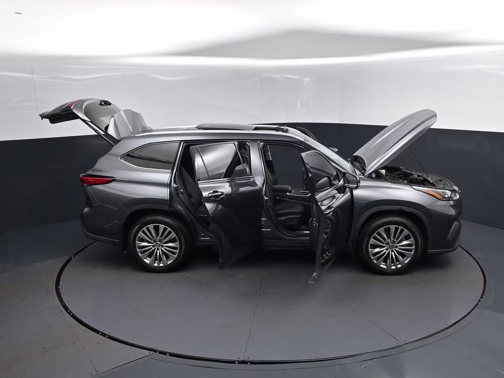 2023 Magnetic Gray Metallic Toyota Highlander Platinum FWD SUV