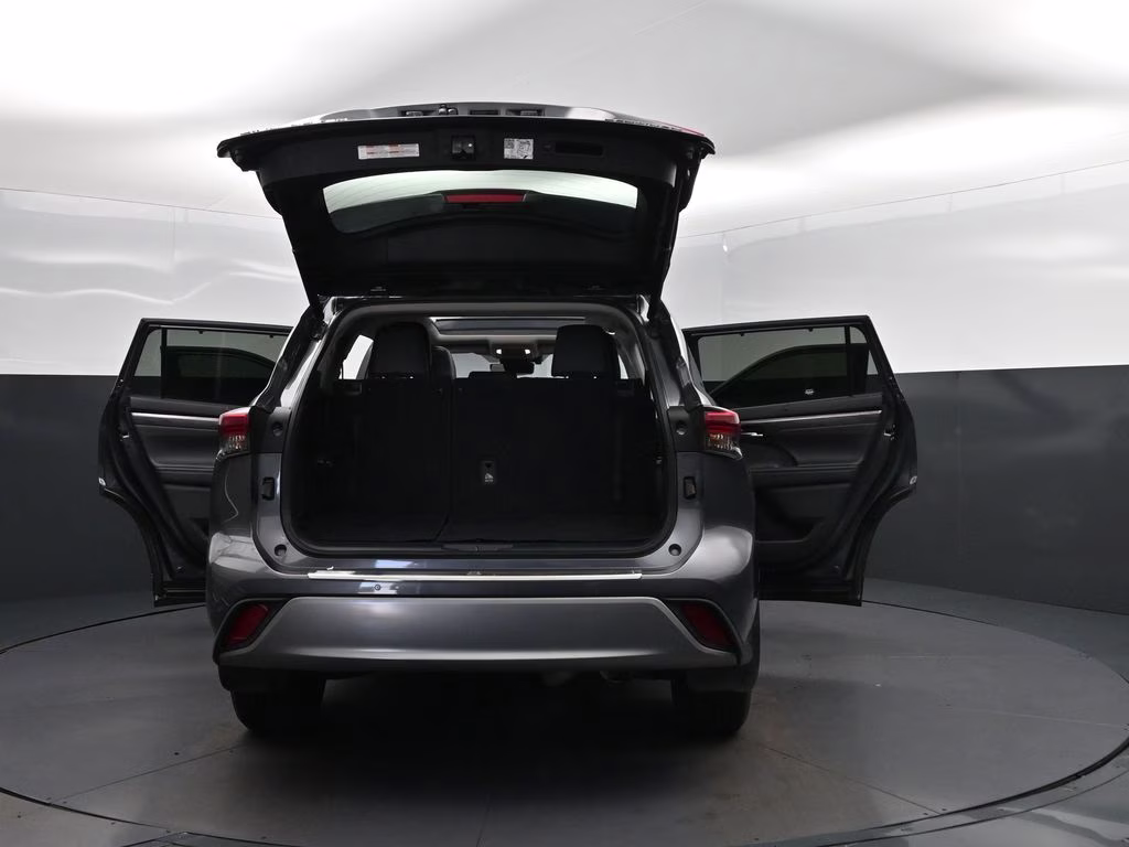 2023 Magnetic Gray Metallic Toyota Highlander Platinum FWD SUV