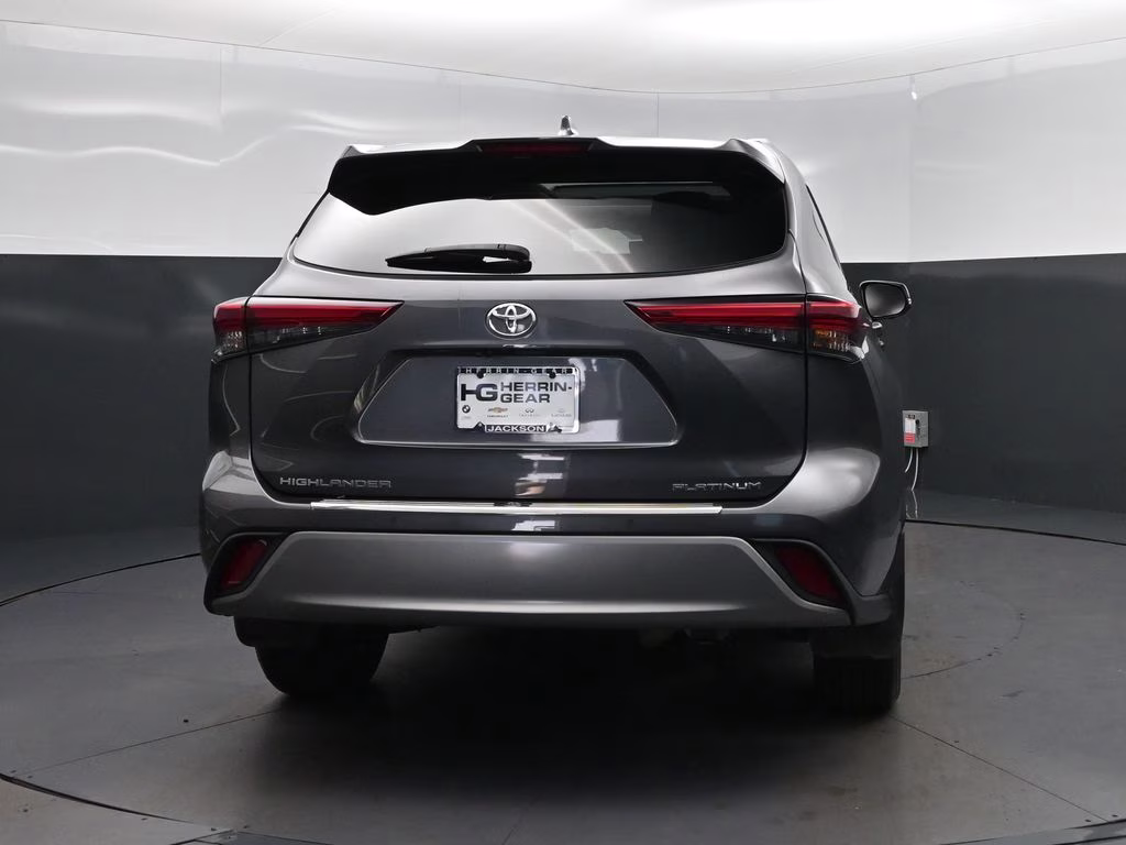 2023 Magnetic Gray Metallic Toyota Highlander Platinum FWD SUV
