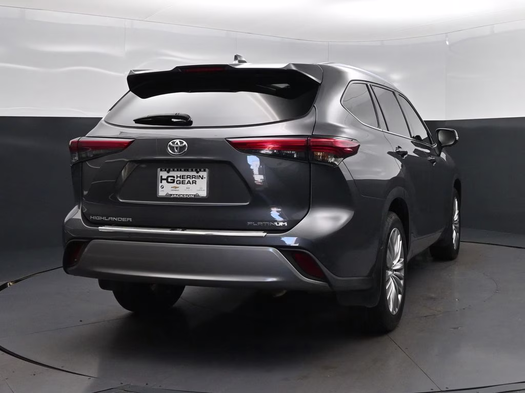2023 Magnetic Gray Metallic Toyota Highlander Platinum FWD SUV