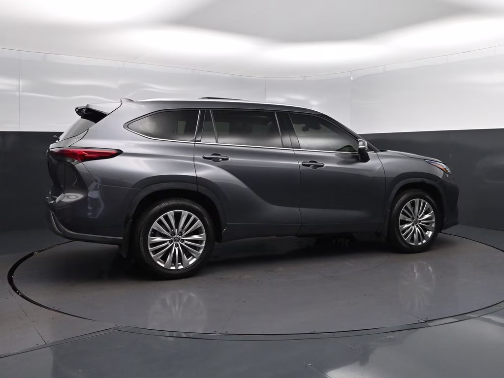 2023 Magnetic Gray Metallic Toyota Highlander Platinum FWD SUV