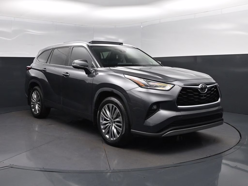2023 Magnetic Gray Metallic Toyota Highlander Platinum FWD SUV