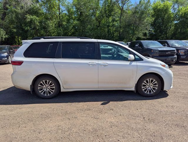 2019 White Toyota Sienna L FWD Van