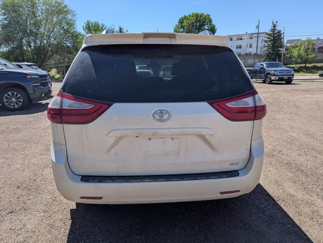 2019 White Toyota Sienna L FWD Van