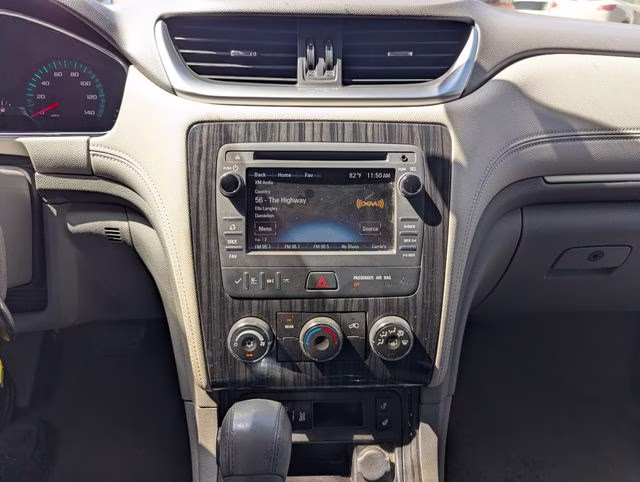 2014 White Diamond Clearcoat Chevrolet Traverse LT AWD SUV