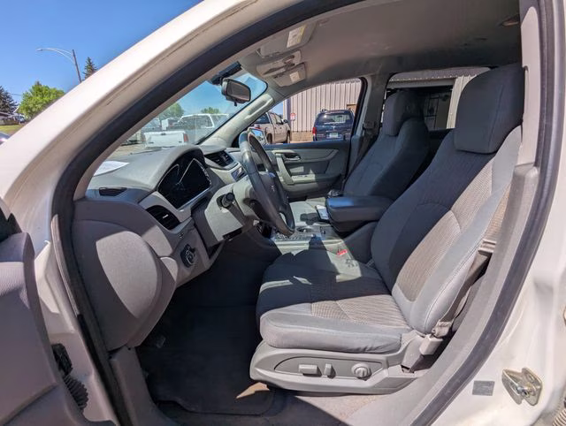 2014 White Diamond Clearcoat Chevrolet Traverse LT AWD SUV