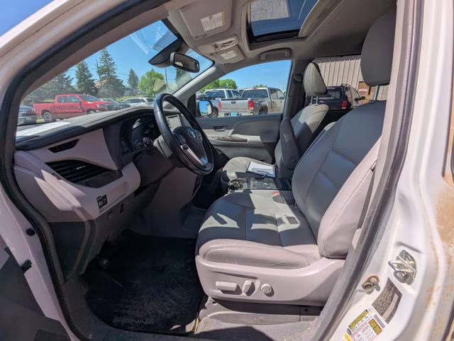2019 White Toyota Sienna L FWD Van