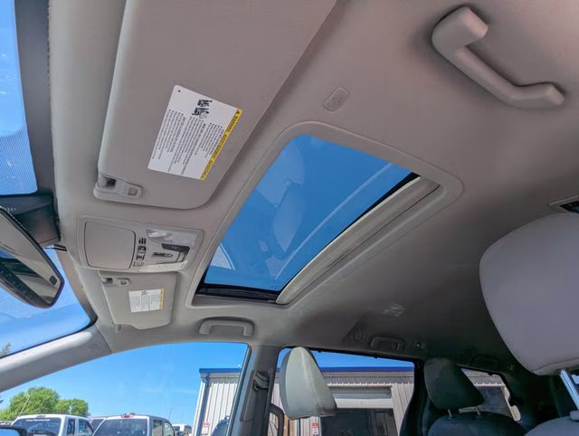 2019 Blizzard Pearl Toyota Sienna XLE FWD Van