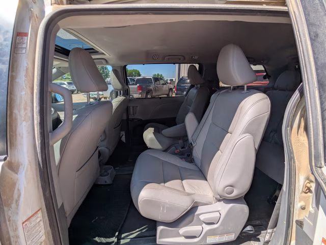 2019 Blizzard Pearl Toyota Sienna XLE FWD Van
