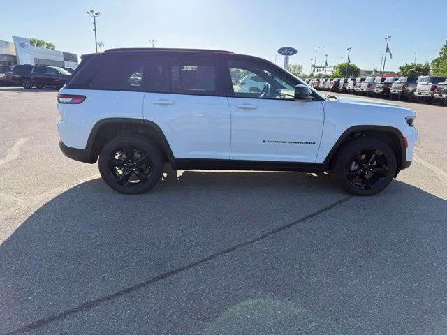 2023 Bright White Clearcoat Jeep Grand Cherokee Altitude X 4X4 SUV