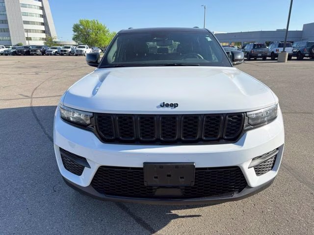 2023 Bright White Clearcoat Jeep Grand Cherokee Altitude X 4X4 SUV