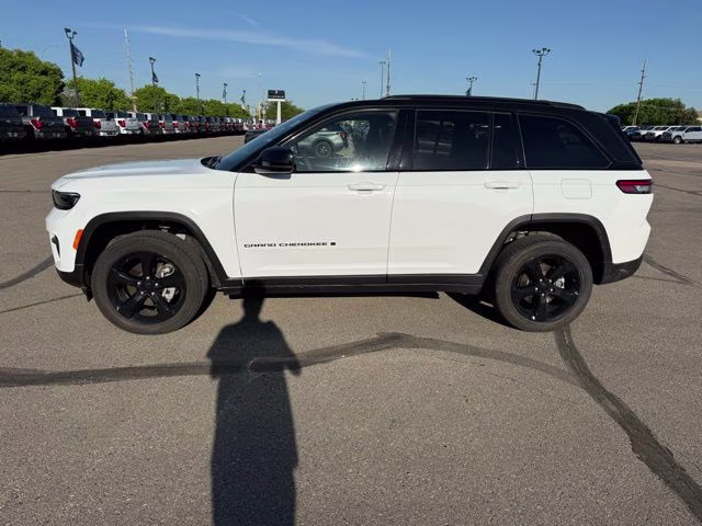 2023 Bright White Clearcoat Jeep Grand Cherokee Altitude X 4X4 SUV