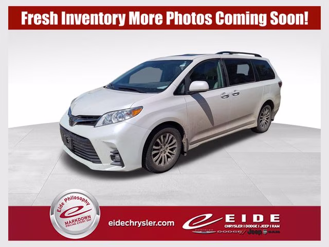 2019 White Toyota Sienna L FWD Van