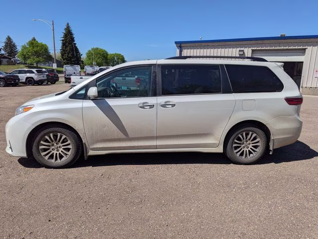 2019 White Toyota Sienna L FWD Van