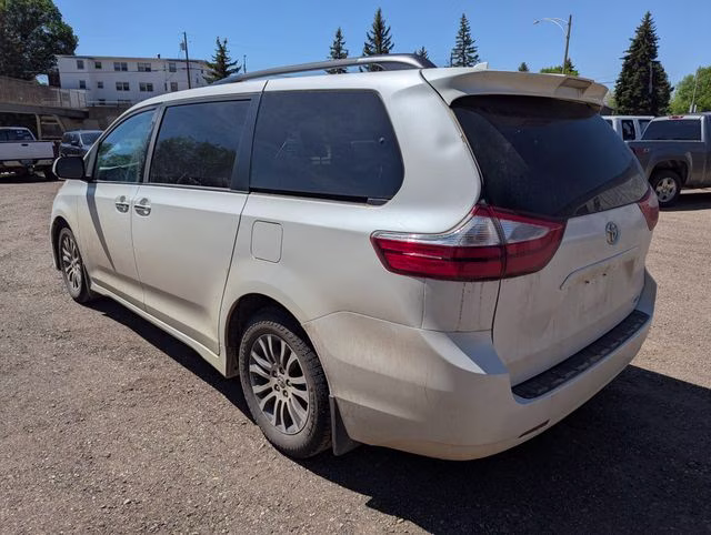 2019 White Toyota Sienna L FWD Van