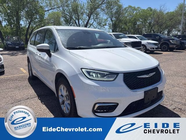 2023 Chrysler Pacifica Touring L AWD's photo