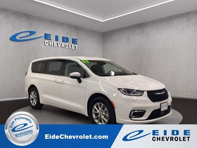 2023 Chrysler Pacifica Touring L AWD's photo