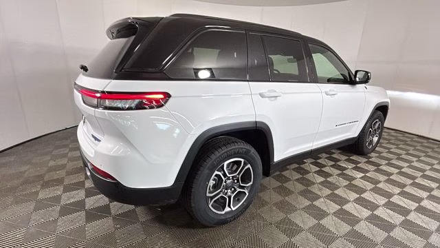 2022 Bright White Clearcoat Jeep Grand Cherokee Trailhawk 4xe 4X4 SUV