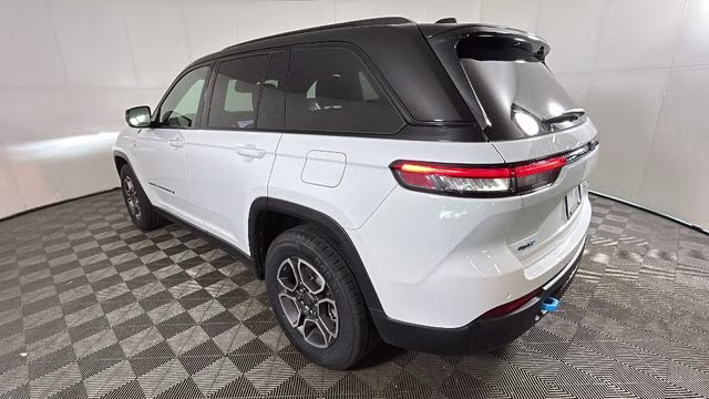 2022 Bright White Clearcoat Jeep Grand Cherokee Trailhawk 4xe 4X4 SUV